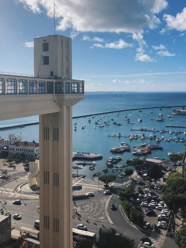 Vista do Elevador Lacerda e da Baía de Todos os Santos em Salvador