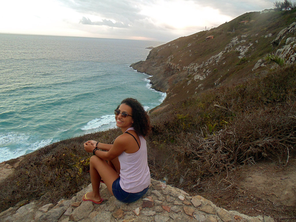 Cíntia Albuquerque praticando slow travel em Arraial do Cabo