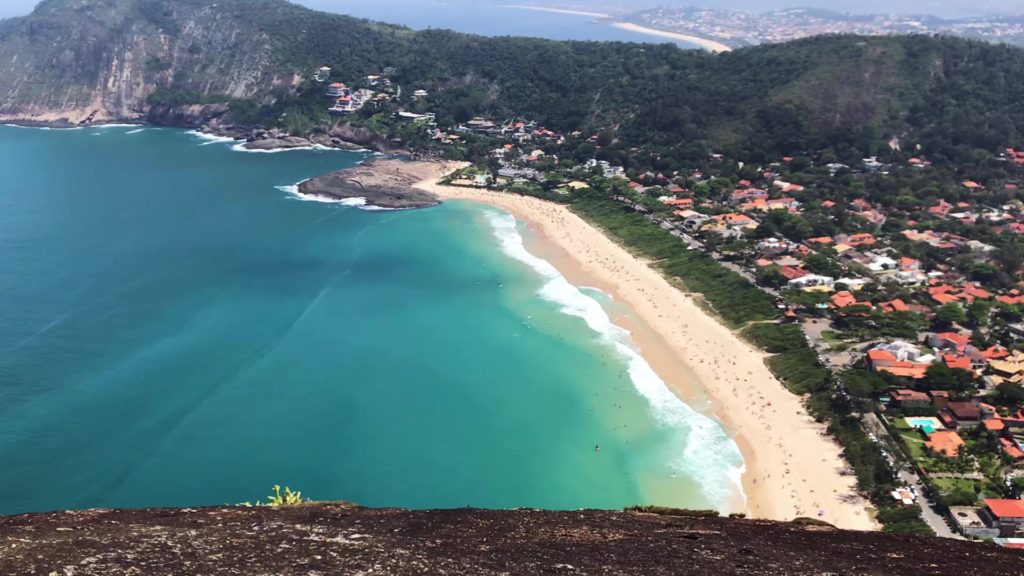 Praia de Itacoatiara em Niterói